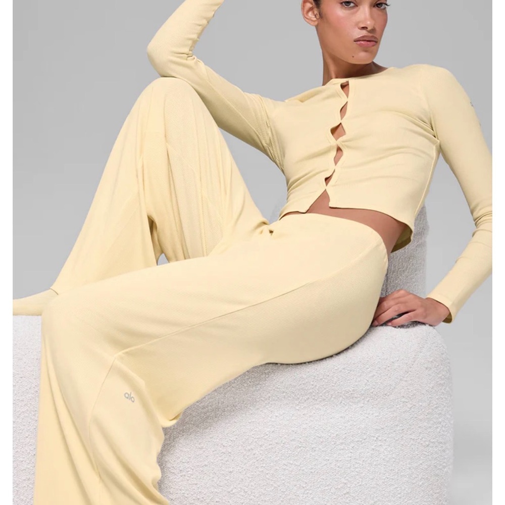 ALO Yoga candlelight yellow mid-rise Dreamlight straight pant